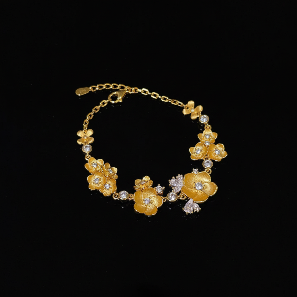 Bracelet doré avec fleurs et cristaux sur fond noir