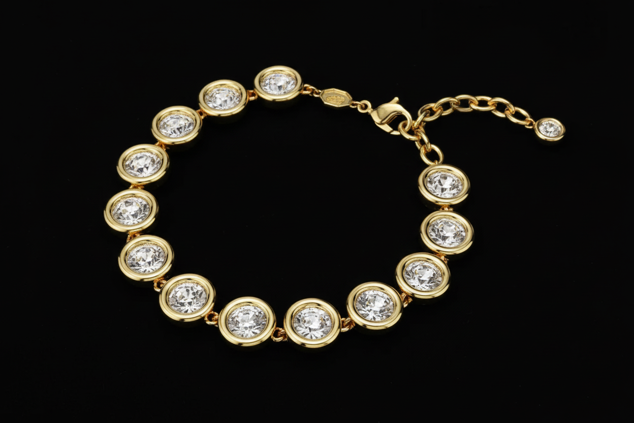 Bracelet en or avec cristaux ronds sertis sur fond noir