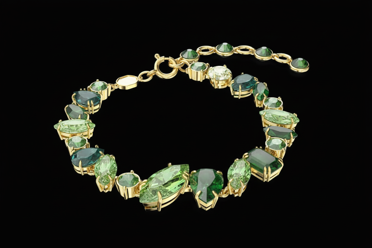 Bracelet en or avec cristaux verts sur fond noir